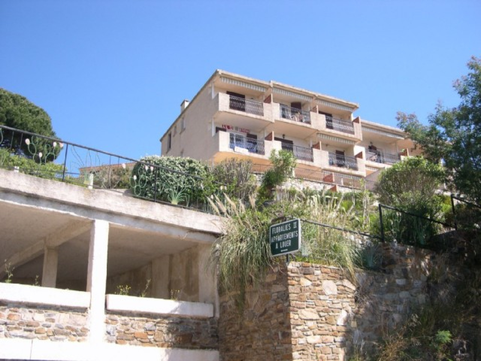 Appartement à Vendre Le Lavandou Saint Clair Offres locations vacances LE LAVANDOU Les Floralies, à 2 pas de la plage de St  Clair | Agence du Lavandin Immobilier